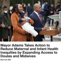 NYC vise à réduire les inégalités raciales dans les soins de santé maternelle en offrant un accès gratuit aux doulas